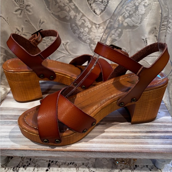 Mia “Julia” strappy Platform Sandals - Picture 2 of 5